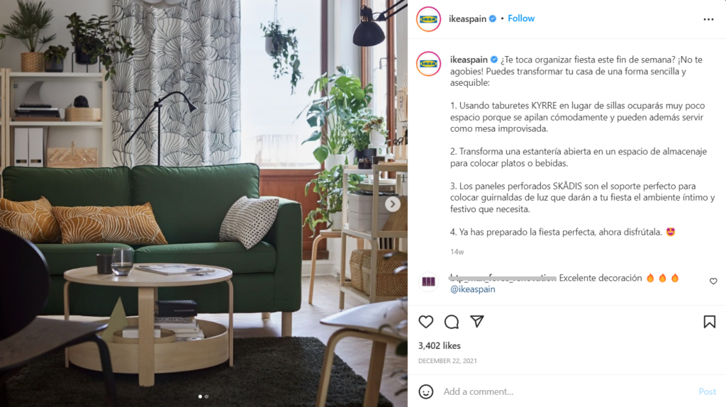 Publicación de Instagram de Ikea con una imagen de una sala de estar con sillón, mesa ratona, sillas, plantas.