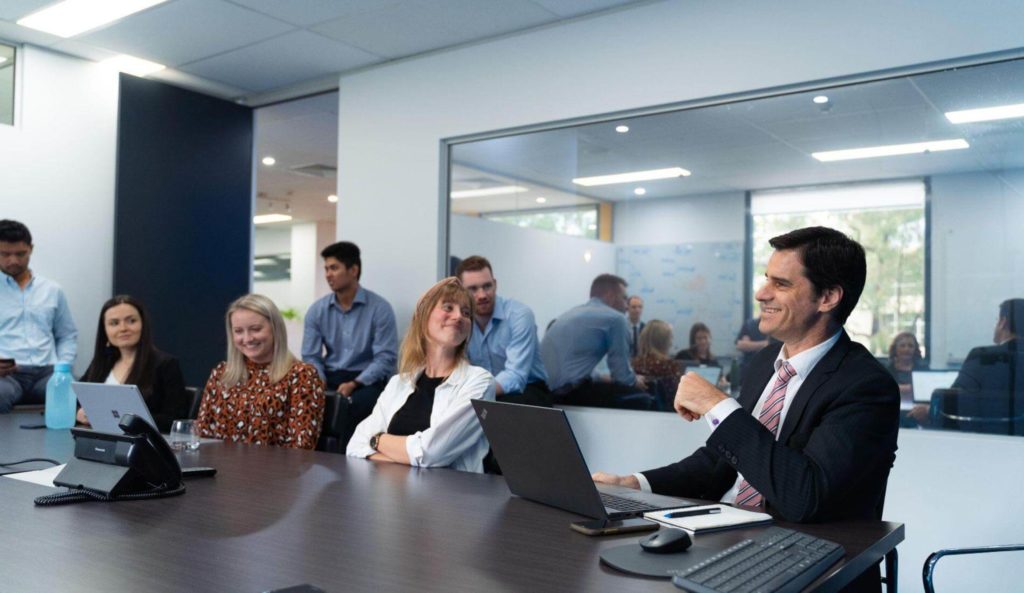 Nell'immagine sono presenti delle persone durante una riunione in azienda.
