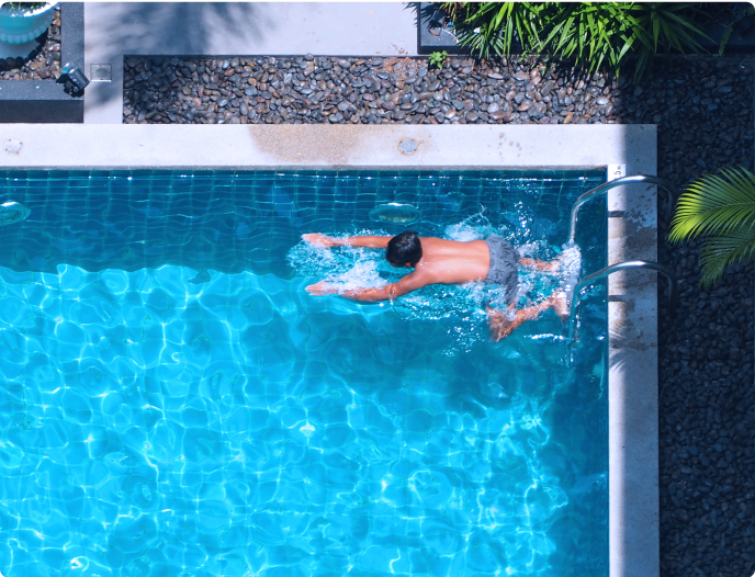 Foto en movimiento de una persona nadando en exteriores de Swim University